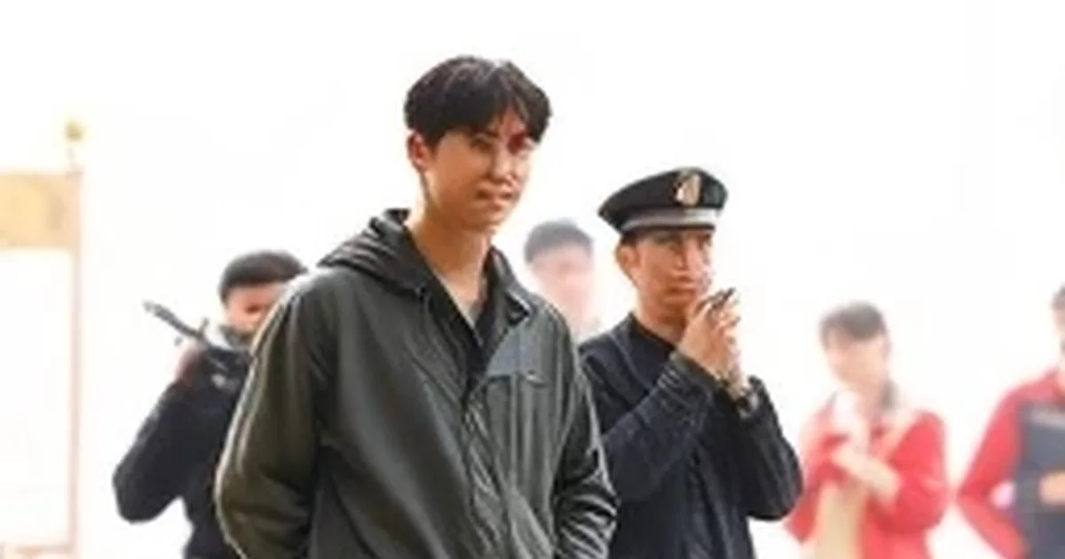 放映厅观众席与银幕光束交错的主推画面