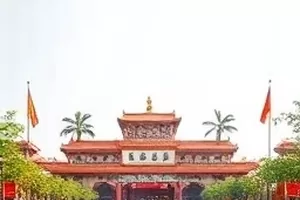 《两个人的车站》站台长椅上并排的两个背影