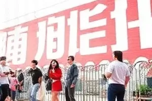 《滤镜开满》手机支架前夸张打光的自拍场景