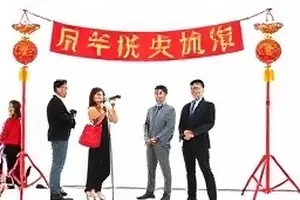 《重看一遍》放映室里堆叠的胶片盒