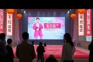 《周三不加班》办公室熄灯后亮着的一盏台灯